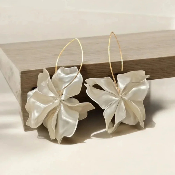 Gold Plated Acrylic Flower Dangle Earrings - Picture 1 of 4